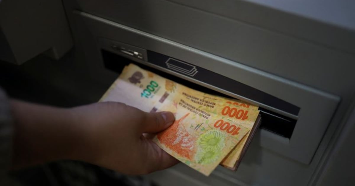 Comisiones bancarias al detalle: cuánto pagan hoy los usuarios por cada trámite fuera del piso gratuito