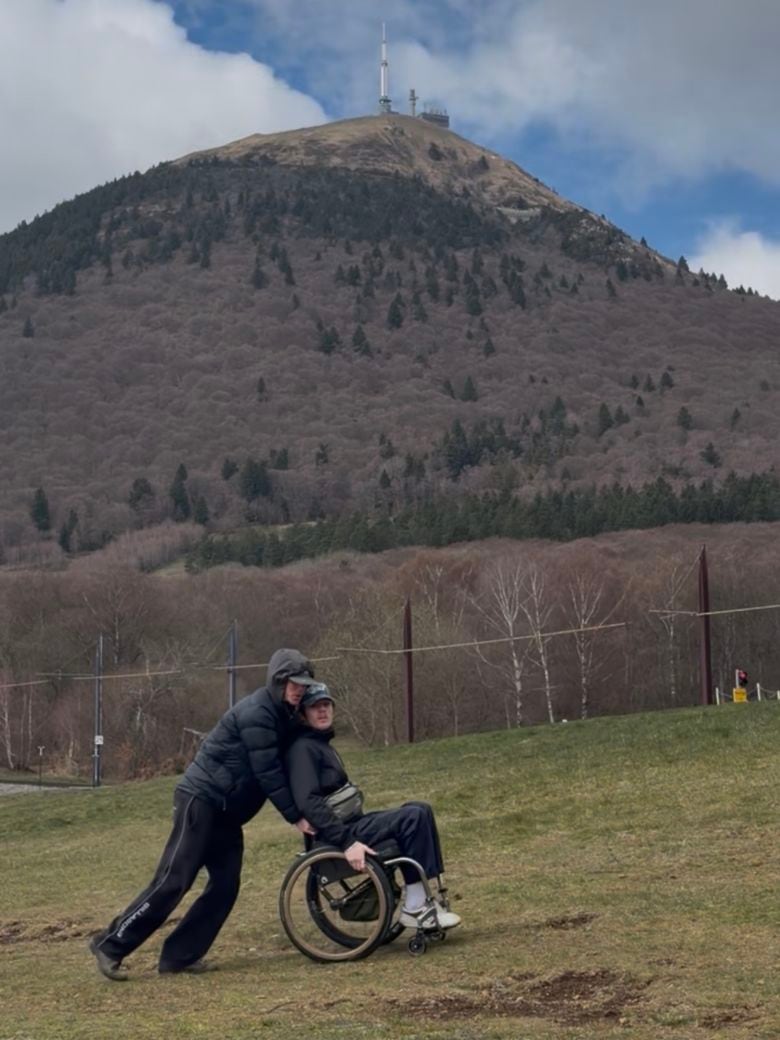 La vuelta al mundo de Fletcher y Lachie: tres meses, cuatro continentes y una silla de ruedas como única frontera