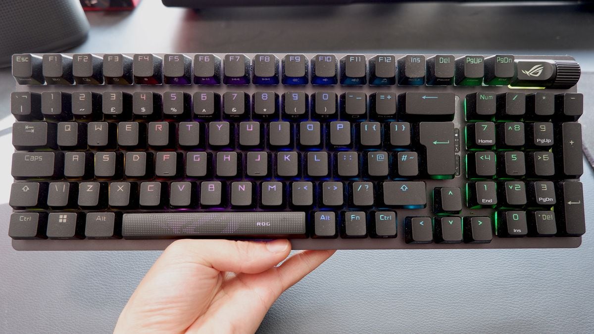 Logitech redobla la apuesta en teclados híbridos y presenta el G512 X 98, una rareza que mezcla sensores analógicos con switches intercambiables