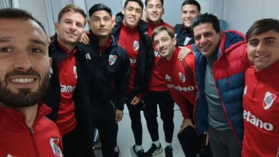 Bustos y Viña esperan una salida mientras River agota el mercado
