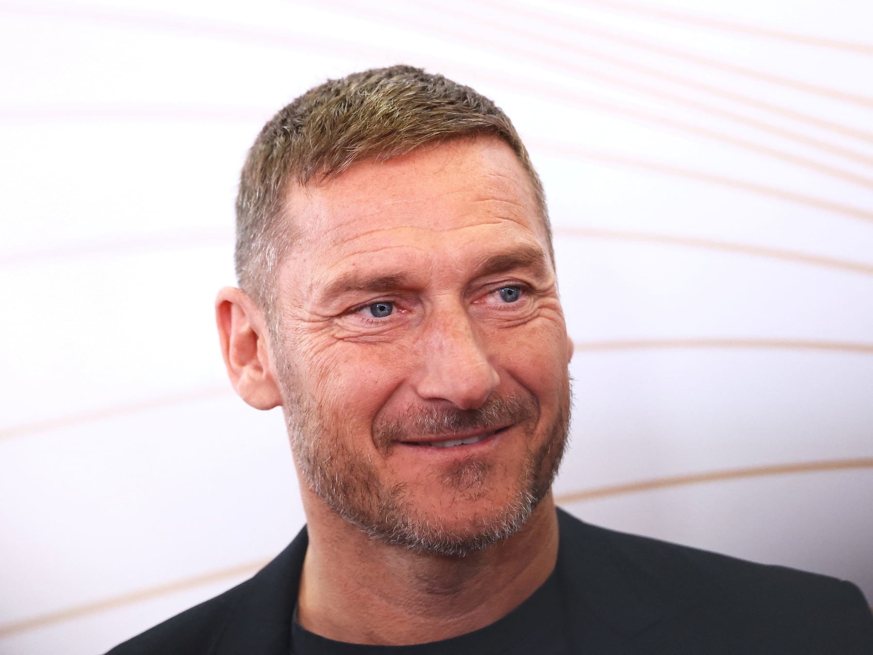 Totti deja la cancha y se sienta en el banco del básquet romano
