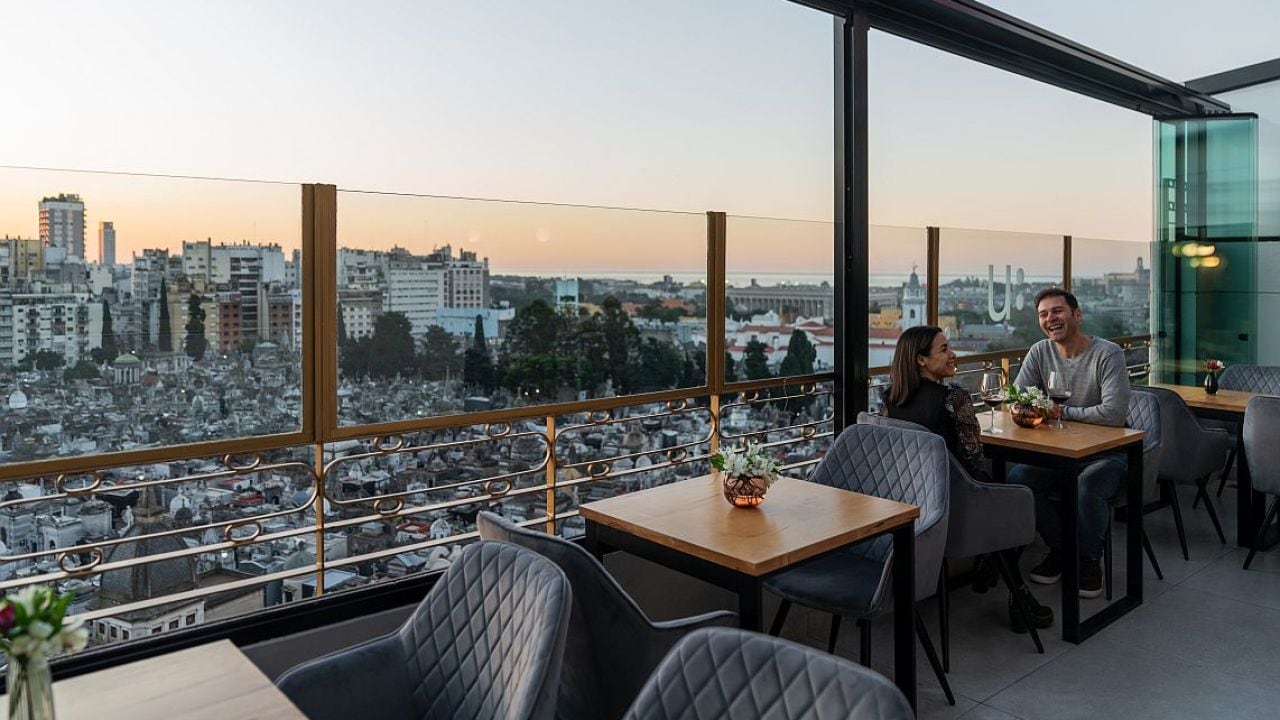 Un mirador vidriado en Recoleta permite sobrevolar el cementerio sin pisarlo