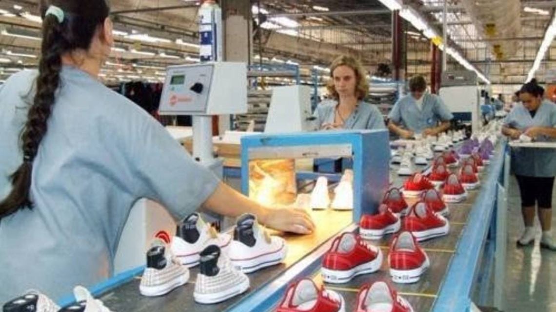 La fábrica que hacía las All Star en Las Flores bajó la persiana y dejó en la calle a todo su personal de línea