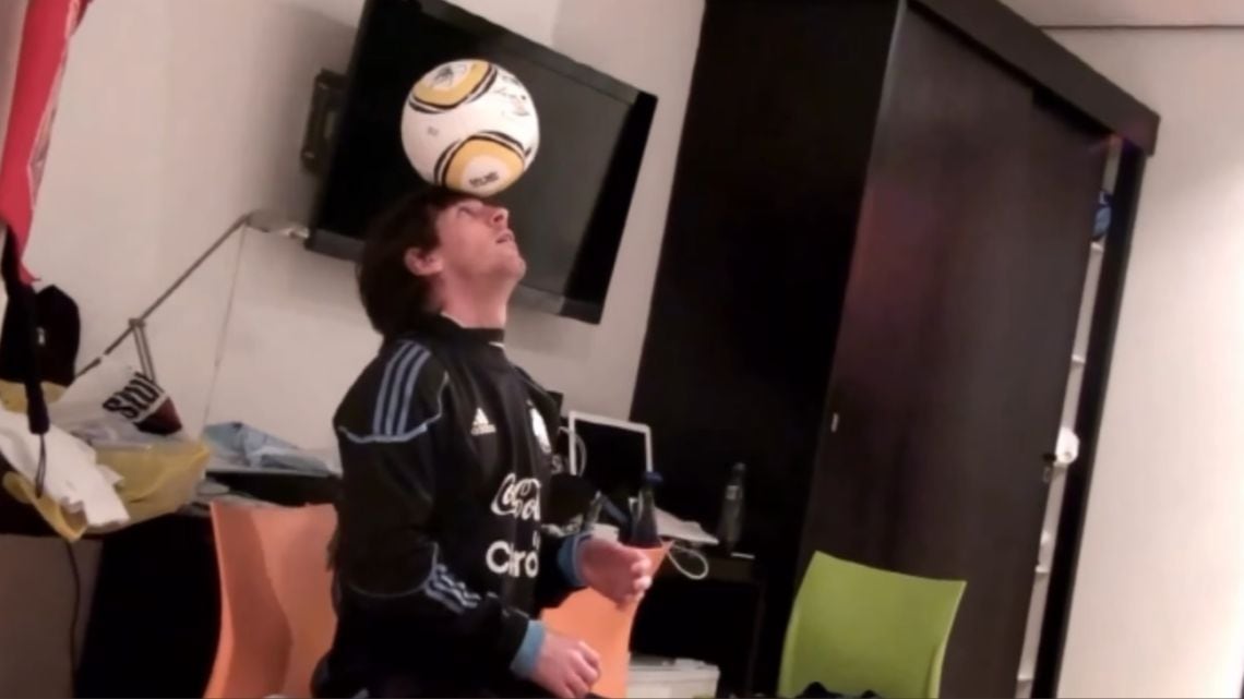 Messi y la Jabulani: el video que demuestra por qué es de otro planeta