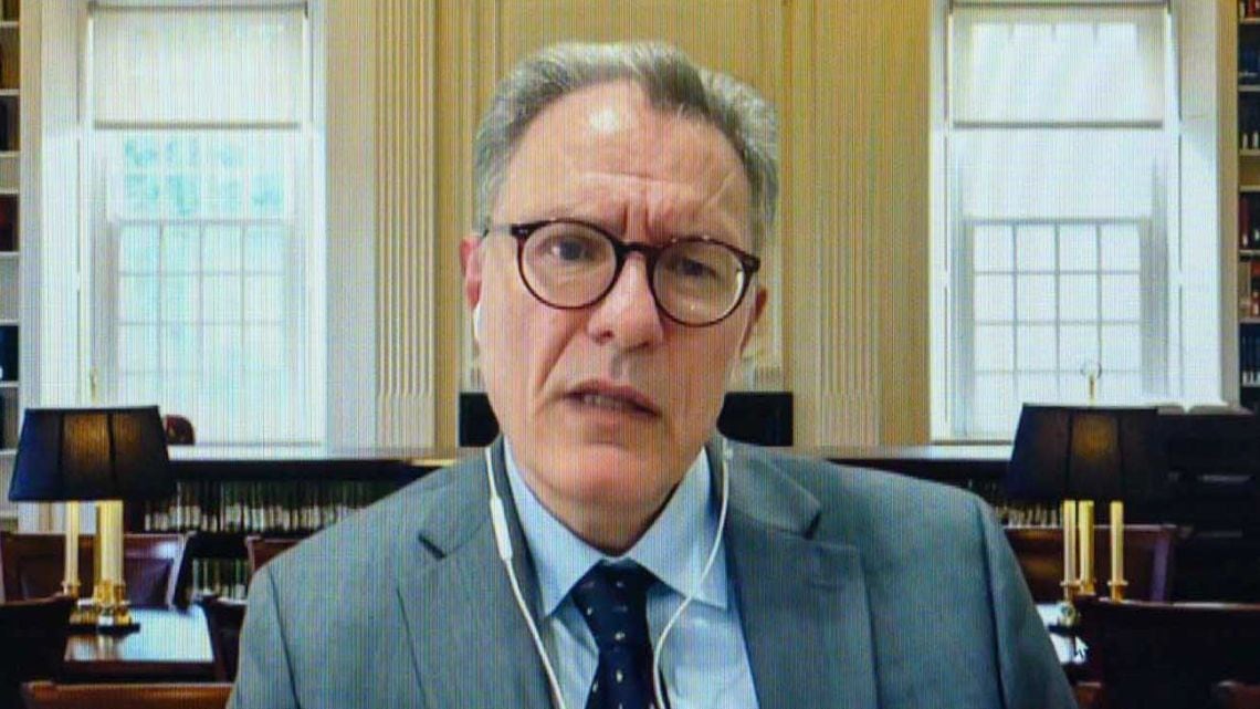 Floridi, desde Yale: la inteligencia artificial no piensa, actúa, y por eso hay que regularla antes de que nos desplace del centro