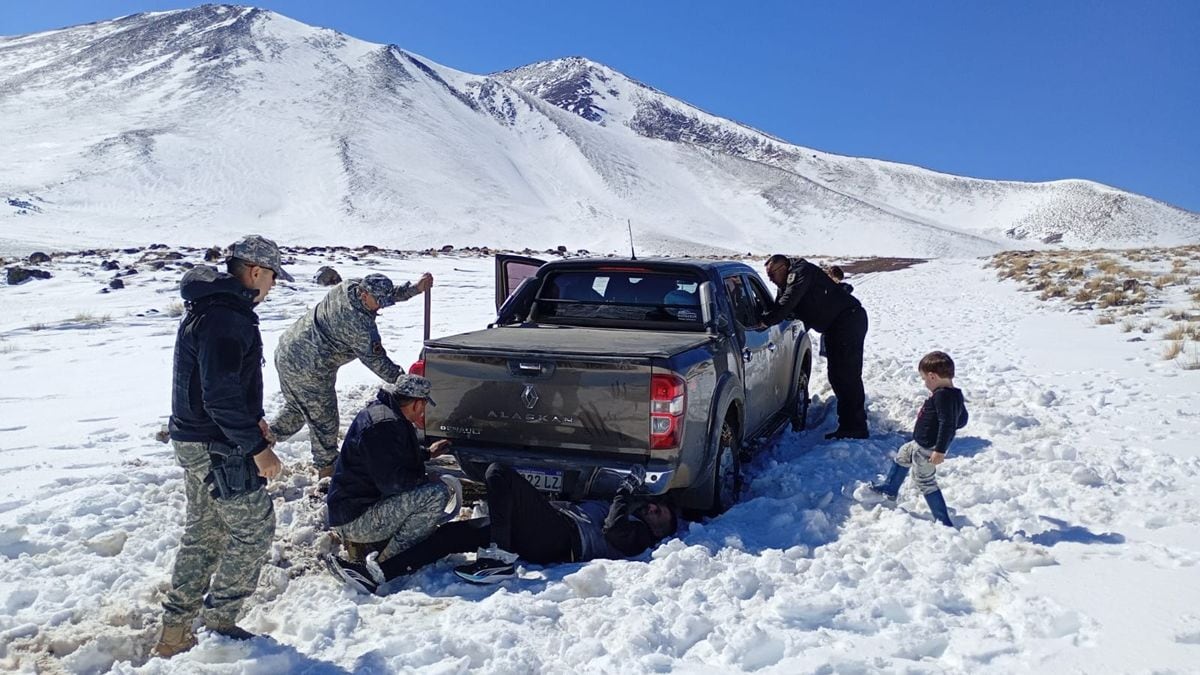 Quince kilómetros a pie sobre la nieve: la odisea de una madre para sacar a su familia del Cerro Wayle