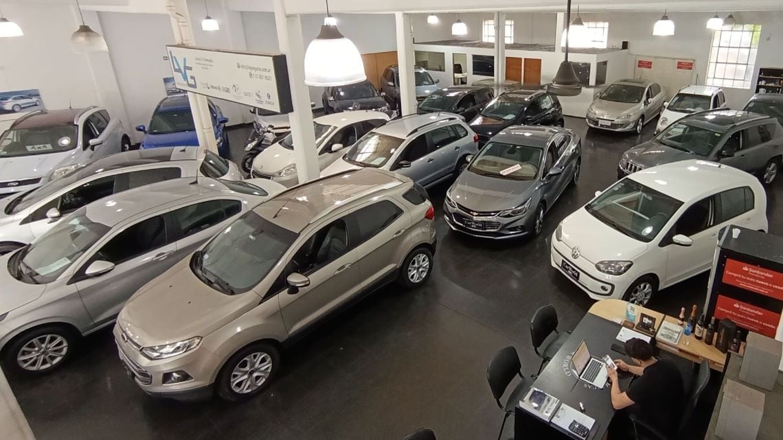 Una ventana en UVA para comprar el auto: la apuesta del Banco Nación que reabre el debate sobre el salario atado a la inflación