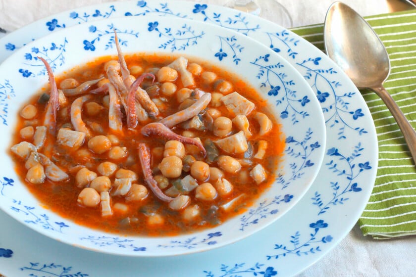 Garbanzos con calamares: el guiso rápido que mejora de un día para otro
