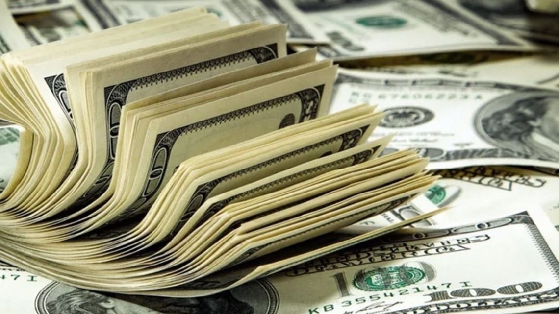 El blue se ancla a 1.545 pesos y la tarjeta perfora los 2.000: el día que el dólar se repartió en cinco precios