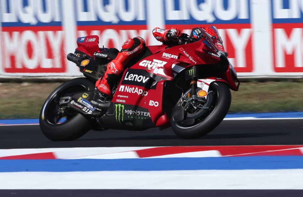 Márquez encendió Misano con un tiempo de aquellos y Bezzecchi le respiró en la nuca