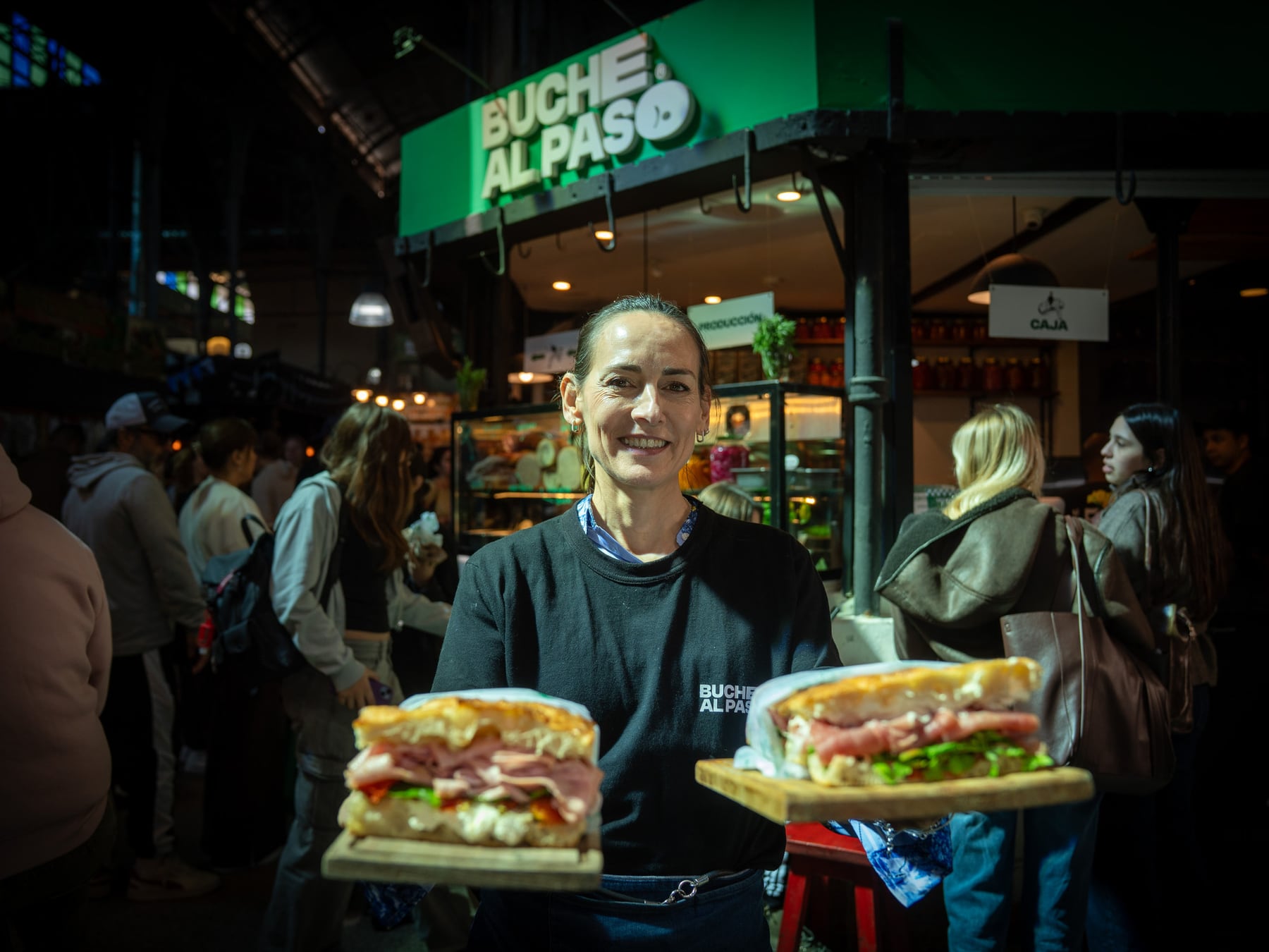 En el puesto 45 del Mercado de San Telmo, una sanguchería despacha cien sándwiches por día con pan propio de leña y fiambres elaborados en el local