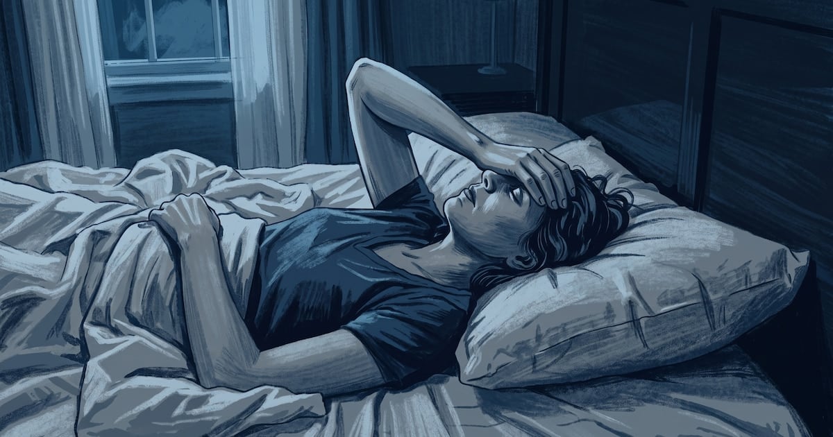 La pantalla que no te deja dormir: qué hay detrás de un hábito que se repite en casi todas las mesas de luz