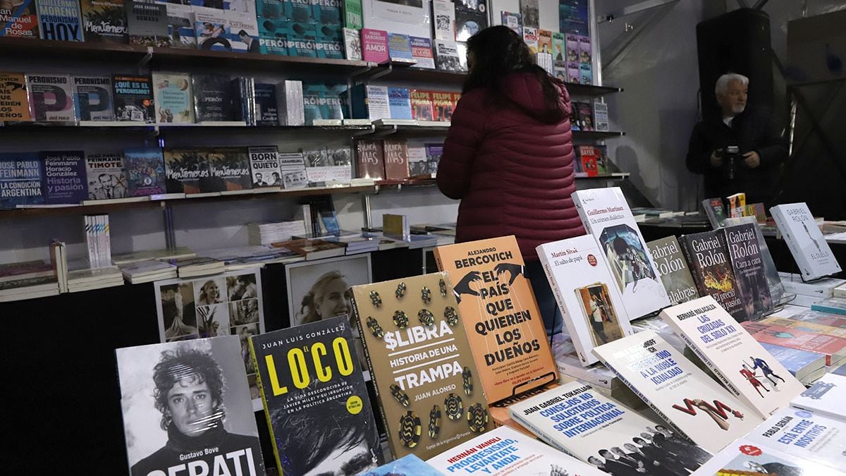 La Feria del Libro de Neuquén volvió a abrir sus puertas en el Parque Central y este año arrancó con libros desde dos mil pesos