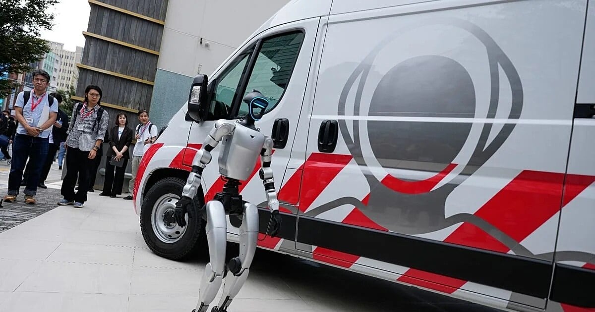 La ambulancia que llega al galpón: así funciona el taller rodante que repara robots humanoides en plena faena