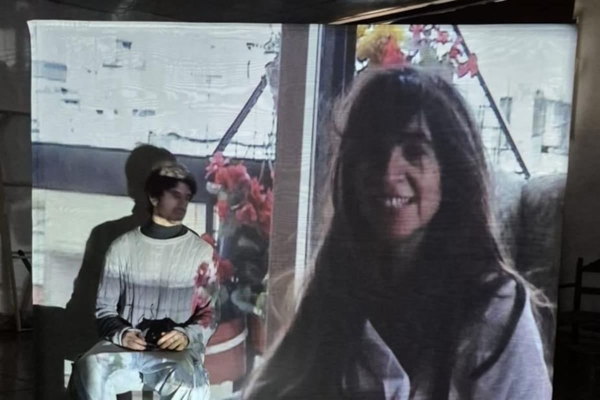 Patricio Abadi se sienta frente al público y deja que su madre hable por él
