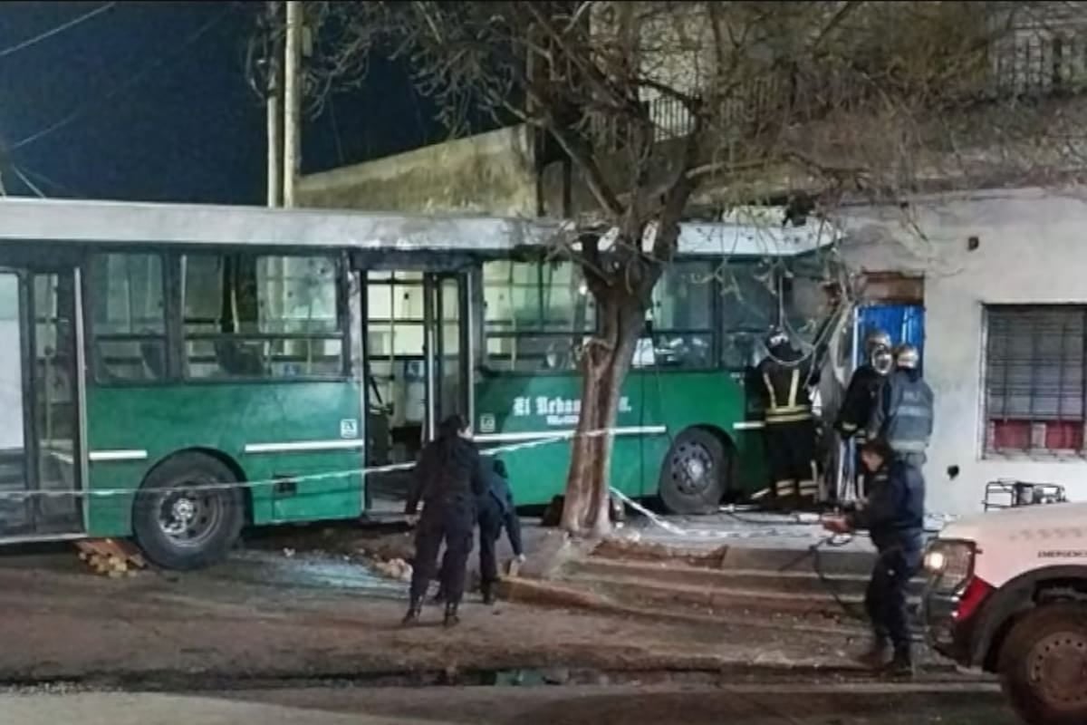 Un colectivo fuera de control se incrustó en una casa y mató a su chofer en Temperley