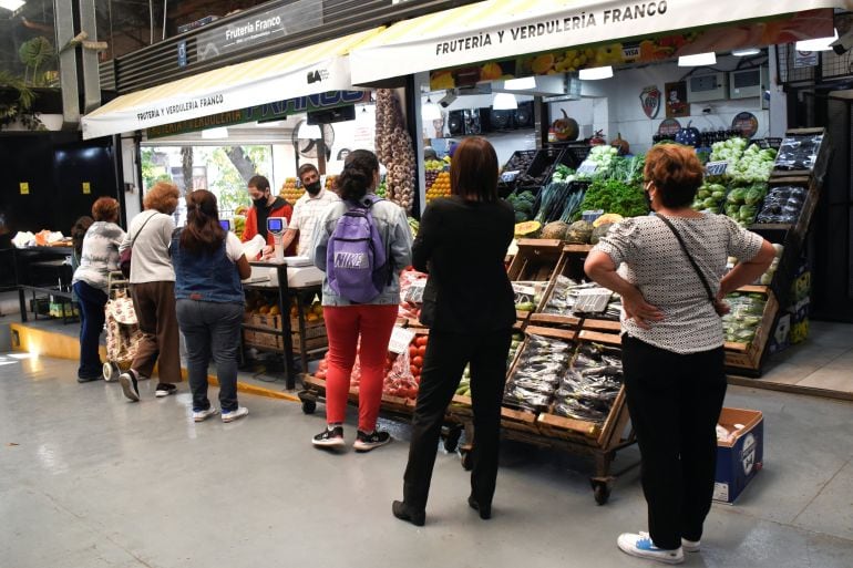 Argentina cerró agosto con una inflación del 1,7%, la más baja en catorce meses, aunque sigue segunda en la región