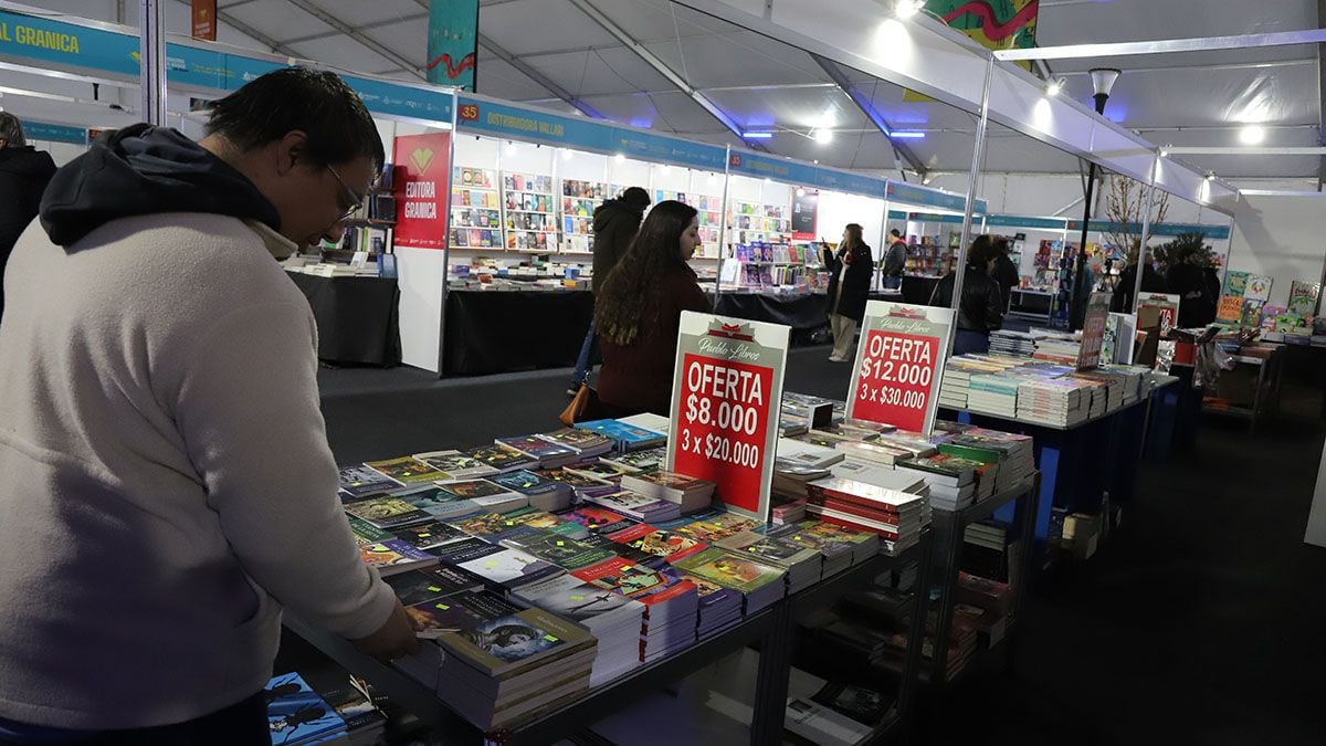 La Feria del Libro de Neuquén se pasa al cine y se sumerge en la escritura, en su tercer día