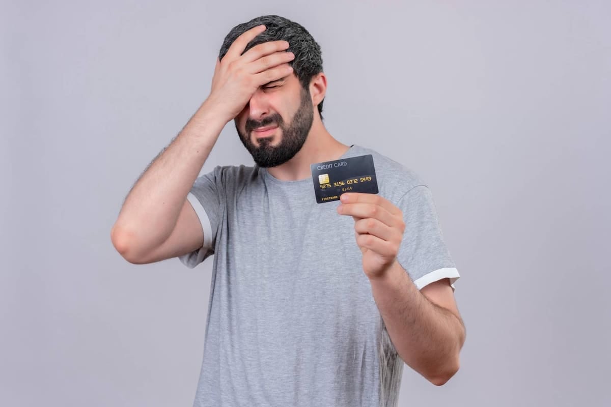 Pagar solo el mínimo de la tarjeta: el espejismo de estar al día que termina costando cada vez más