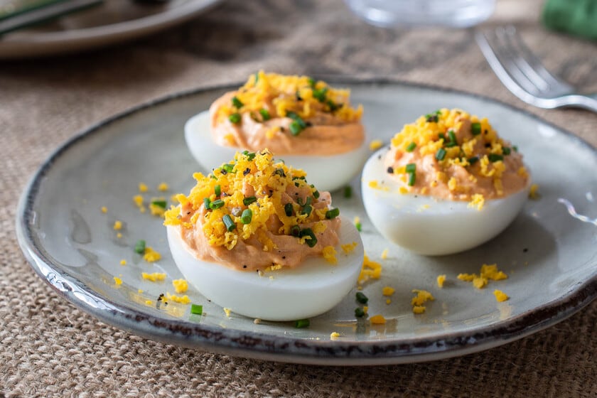 La técnica del colador fino y por qué cambia la textura del relleno en los huevos rellenos