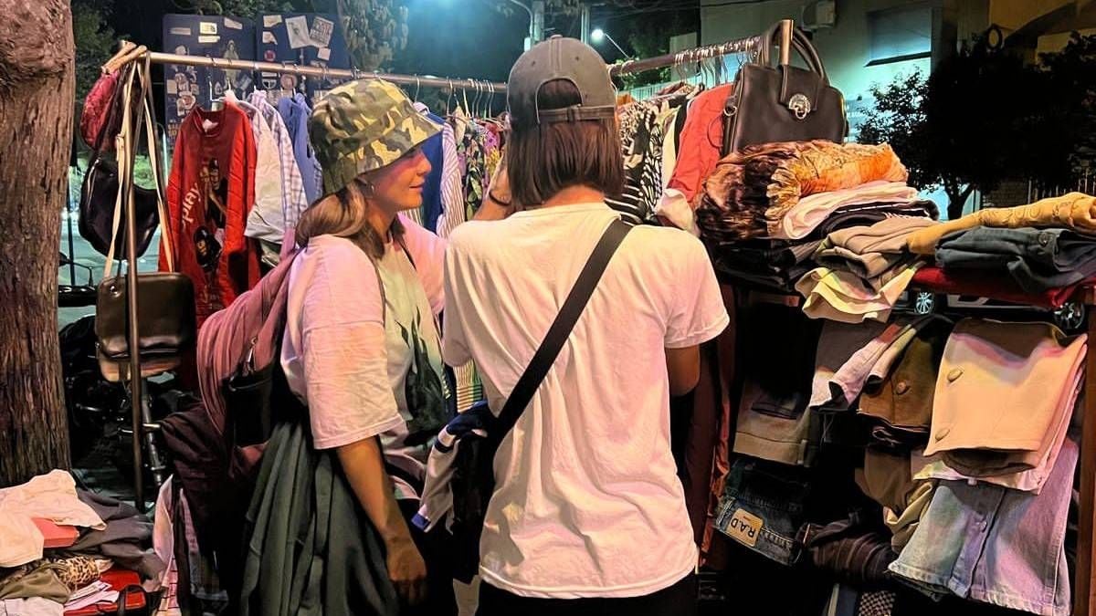Una vereda, dos planes: feria de tarde y fiesta queer hasta el amanecer en Neuquén
