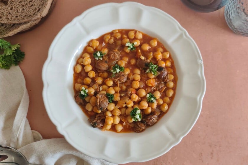 Garbanzos con zamburiñas: un guiso exprés que rescata el sabor de las conservas de mar
