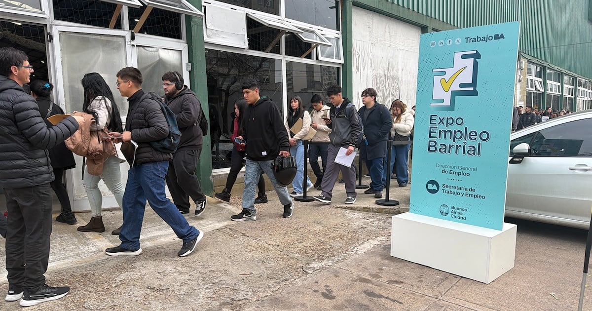 Cambiar de empleo formal a trabajar por cuenta propia le costó a los argentinos casi un tercio de su poder de compra
