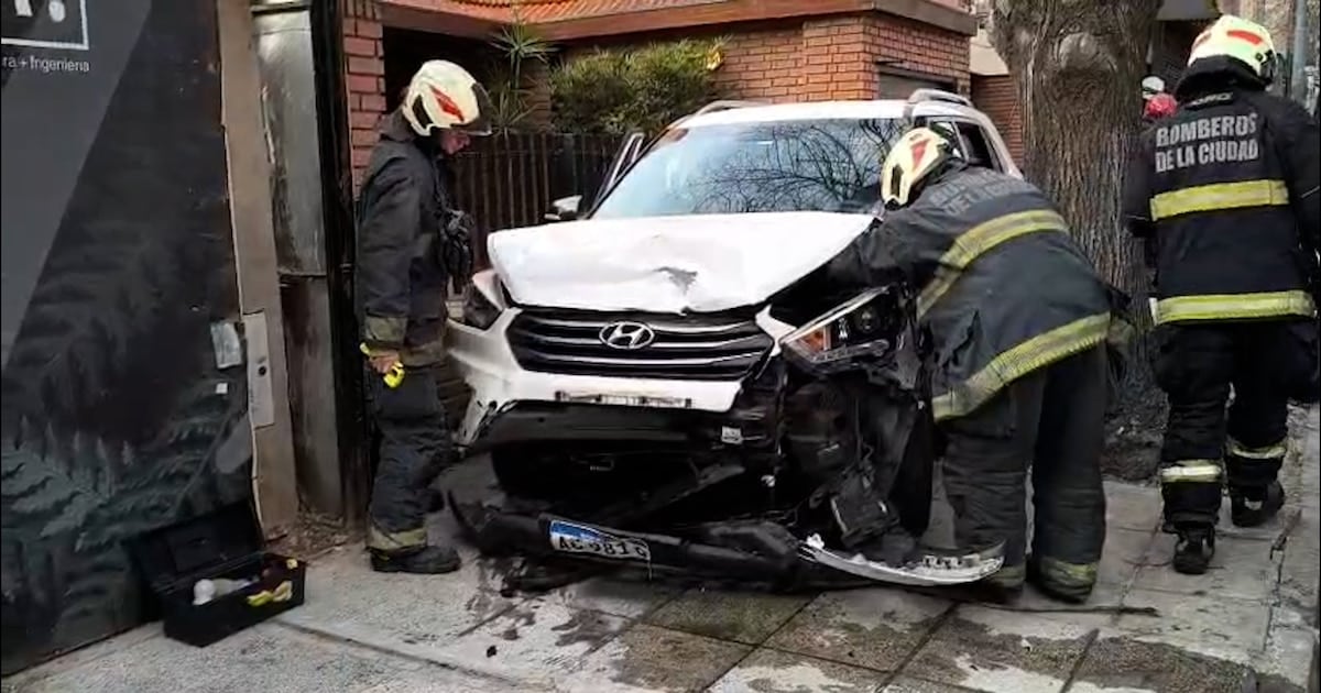 Choque en Palermo: un auto terminó sobre la vereda tras impactar contra rodados estacionados