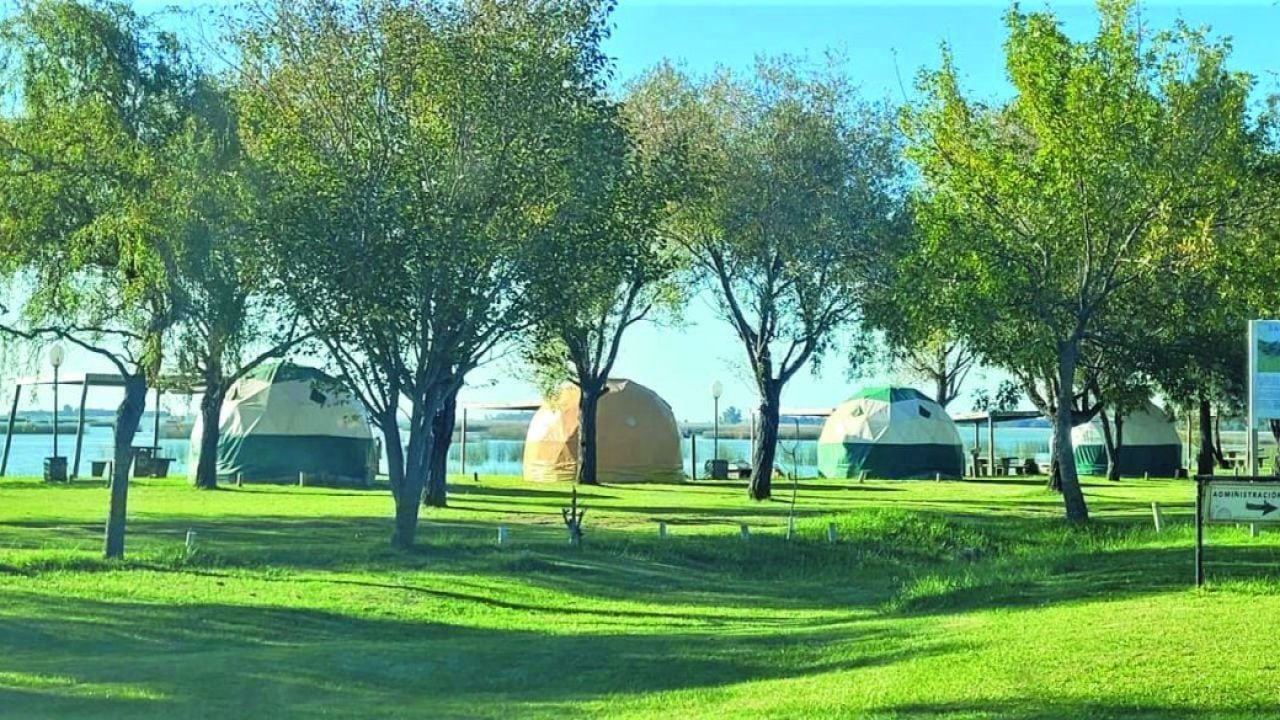 Cinco glampings en la provincia de Buenos Aires reabren la agenda de escapadas con dormis en lagunas, sierras, bosque y playa