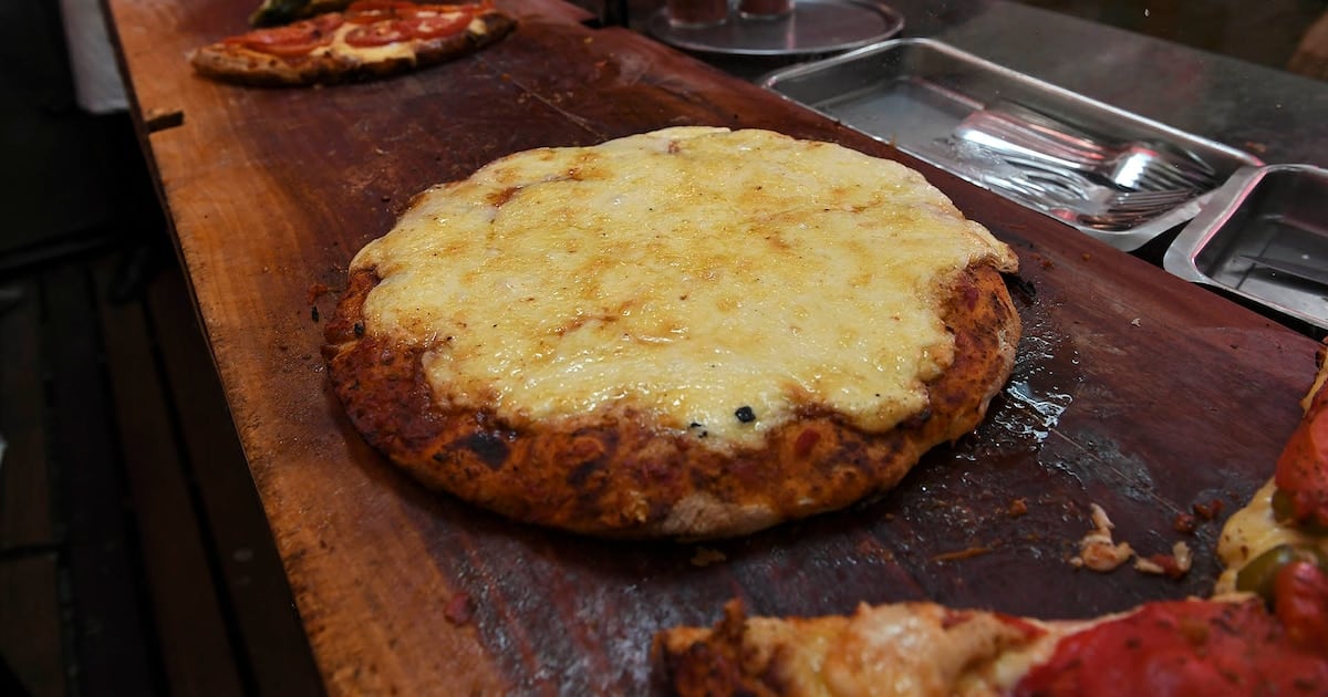 La cuenta de Güerrín que abrió el debate: casi 60 mil pesos por una pizza, una fainá y una cerveza