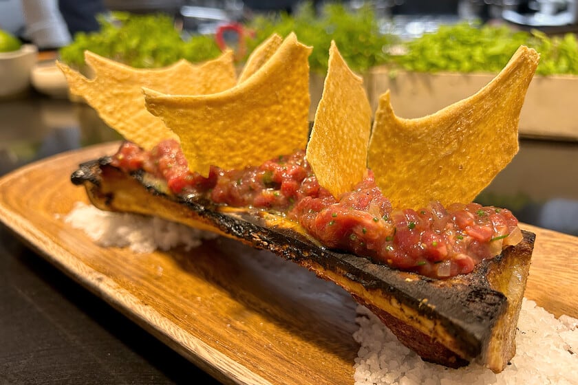 Steak tartar sobre tuétano caliente: la apuesta de Rafa Liñán en el centro sevillano