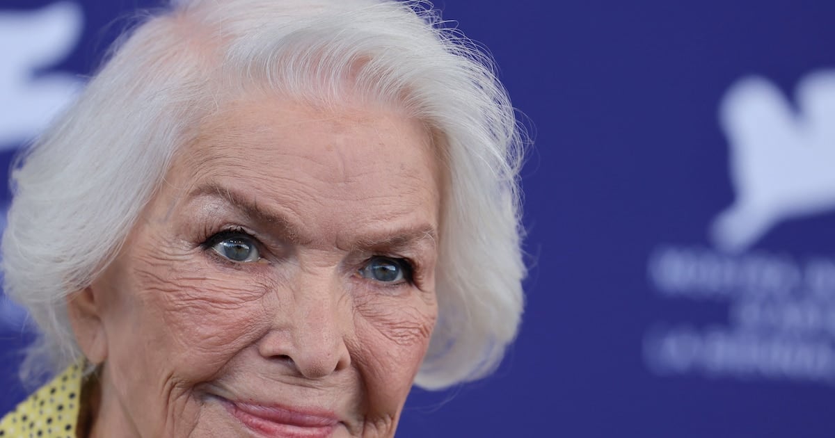 A los 93, Ellen Burstyn sostiene su rutina con caminatas, pesas y un entrenador