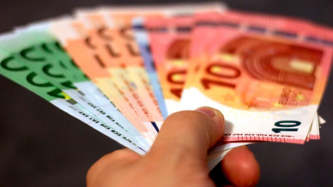 El euro blue pegó un salto de seis pesos en la apertura del miércoles y se aleja otra vez de la pizarra oficial