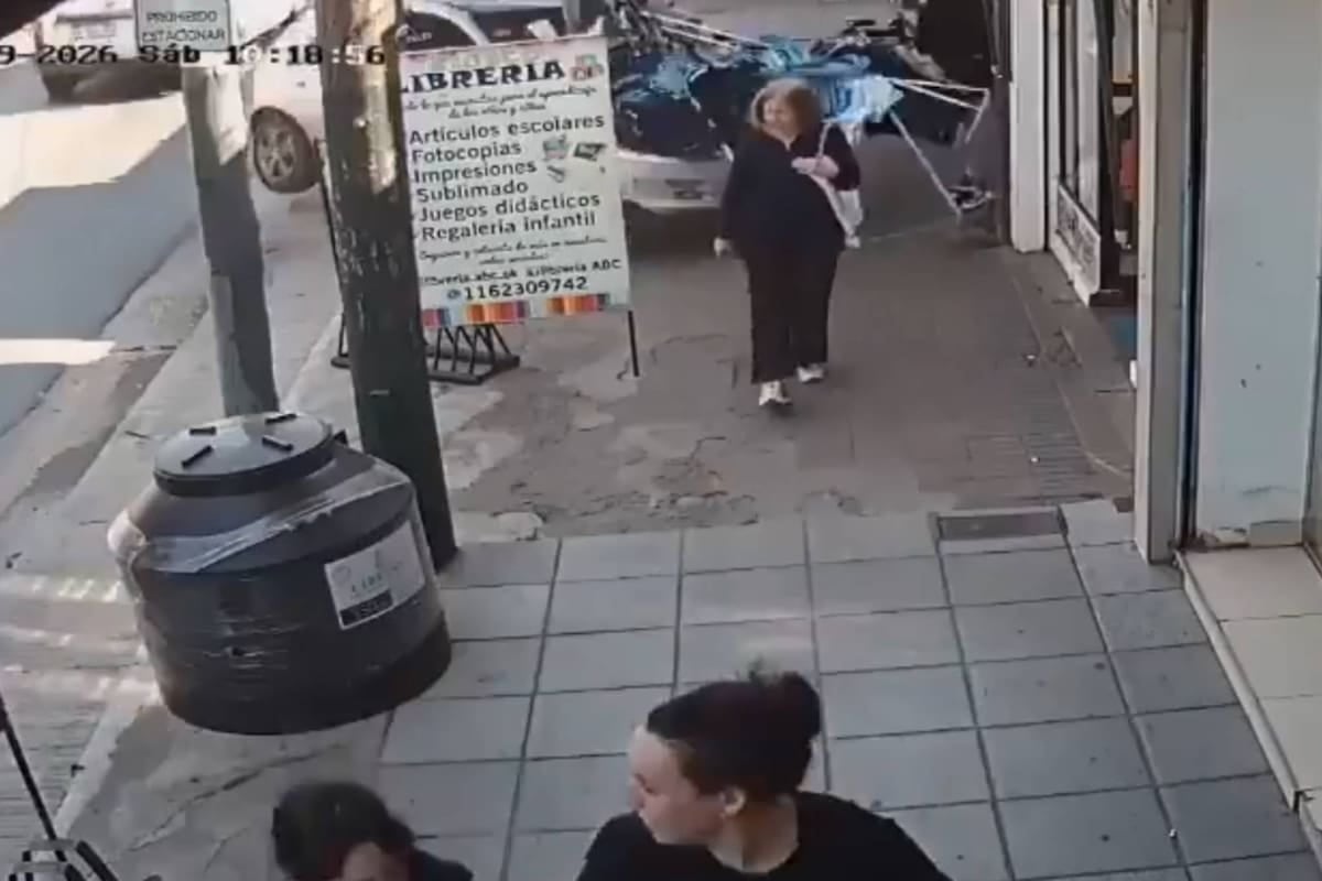 Un Chevrolet Corsa subió a la vereda en Almirante Brown y atropelló a una joven frente a un local de ropa