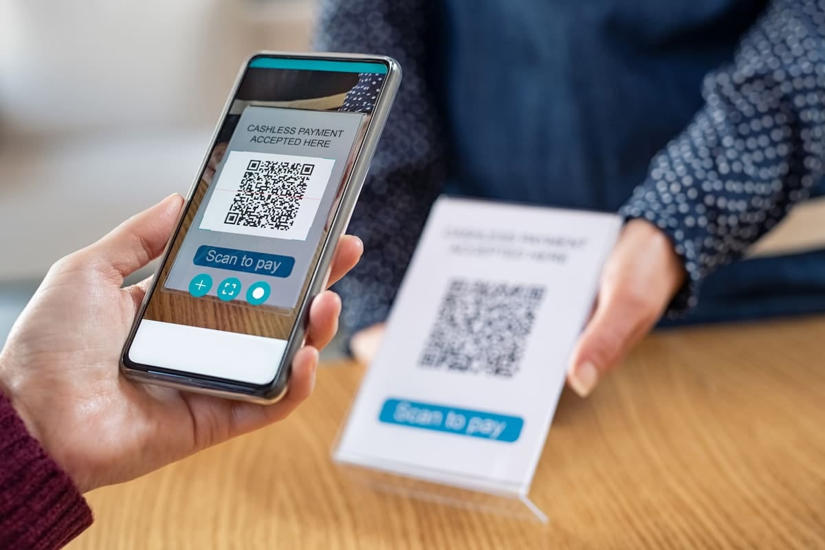 Los pagos por QR subieron 67,5% interanual y desplazaron a las tarjetas en el retail