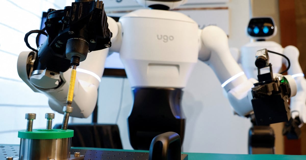 Un hospital de Nagoya probó un robot humanoide para guiar pacientes y retirar bandejas del comedor
