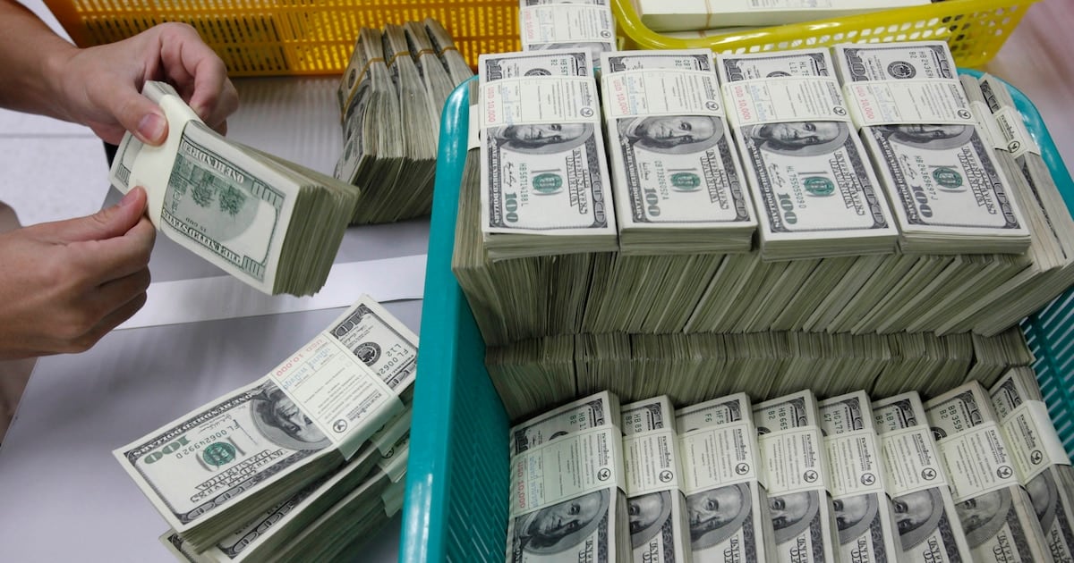 El dólar se mueve en dos direcciones y la diferencia entre el banco y el blue se acorta