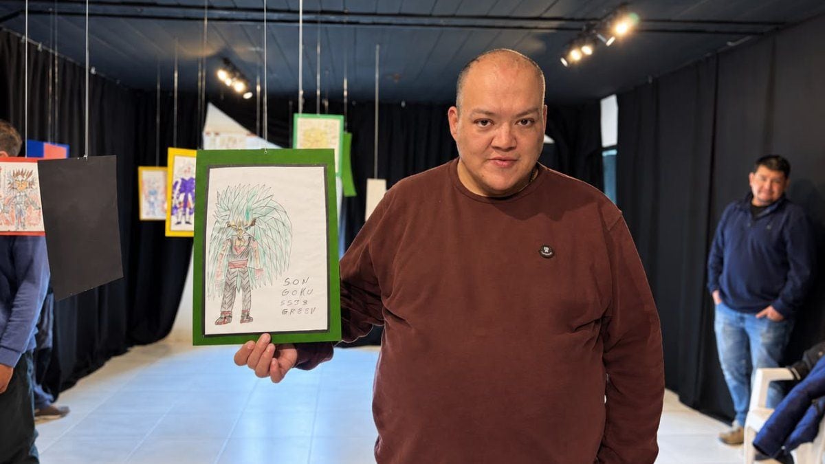 Dibujo, paciencia y barrio: la primera muestra de Daniel Lefiman en Aluminé