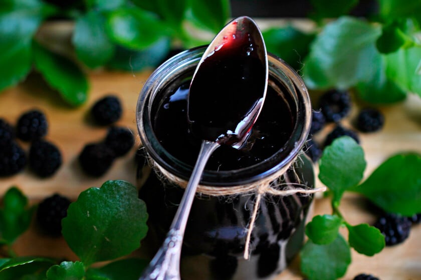 Mermelada casera de moras silvestres: una receta con manzana y limón para untar en tostadas o sumar a un yogur