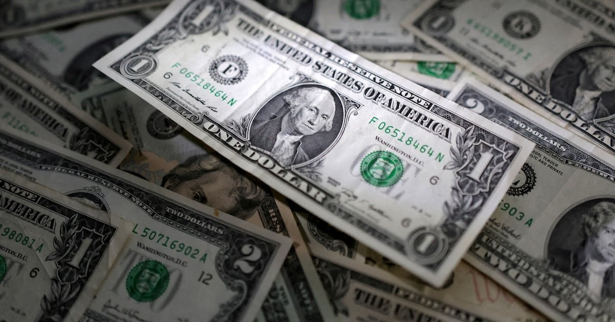 El billete verde cedió cinco pesos en los mostradores del Nación y el mayorista acompañó la baja, mientras el blue quedó planchado