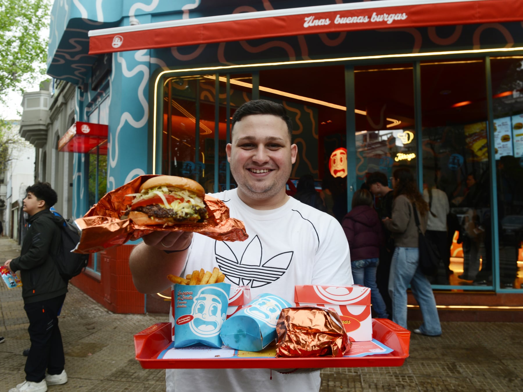 Una hamburguesería que arrancó vendiendo 3.000 unidades por día se instala en Palermo con un sistema de pedido sin cajas tradicionales