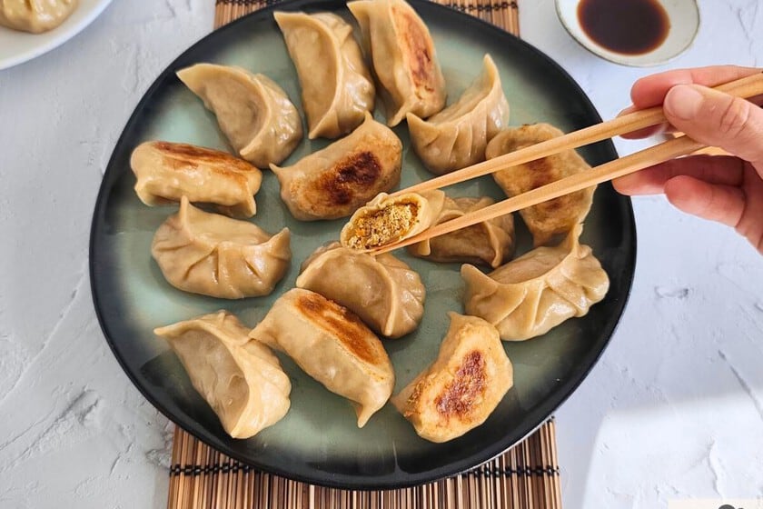 Una receta casera que rinde 30 gyozas vegetarianas con tofu ahumado, shiitake y una masa aromatizada con el líquido de los hongos
