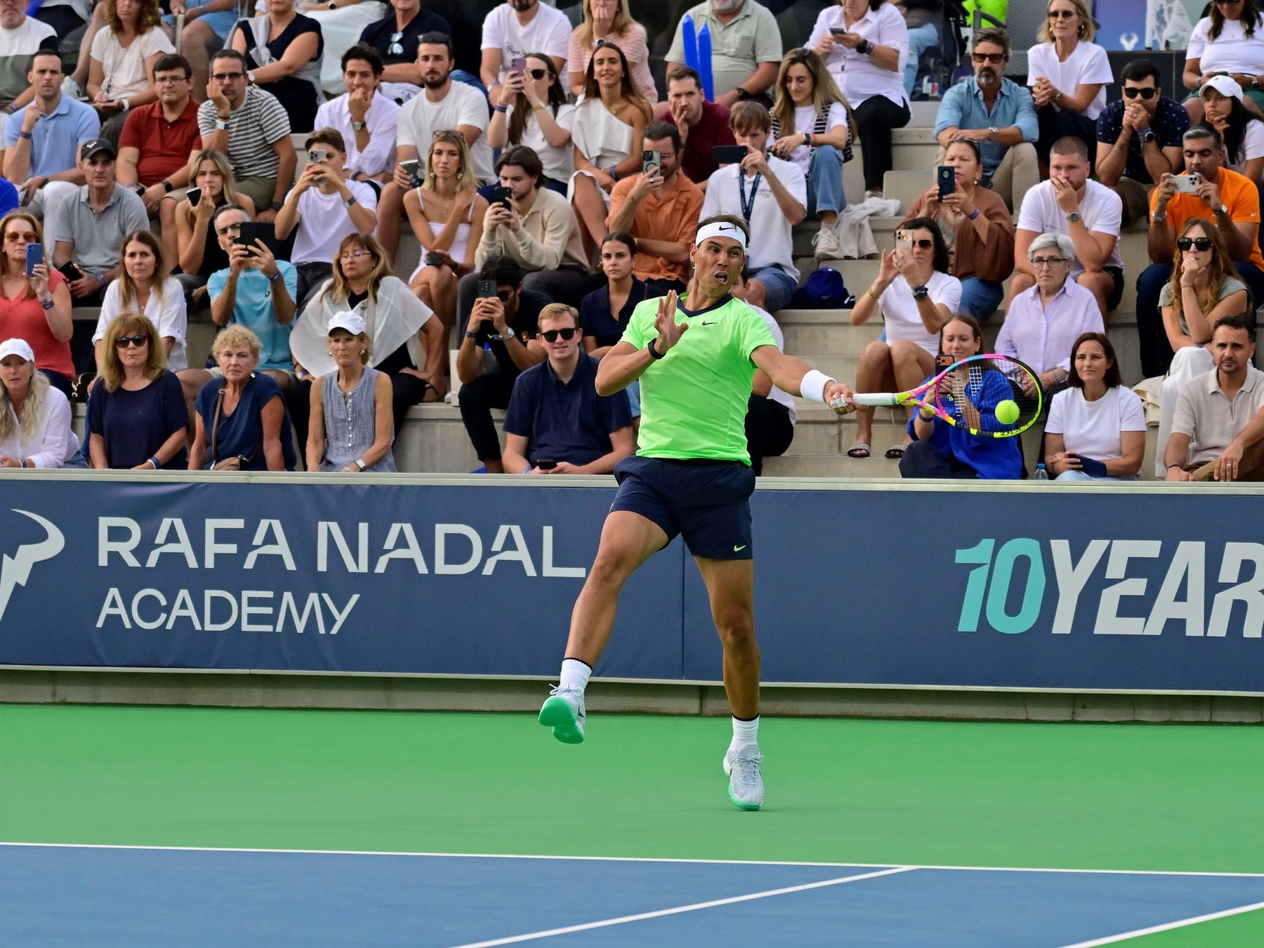 Nadal volvió a la cancha, se divirtió como en el patio de casa y festejó a lo grande con Moyá