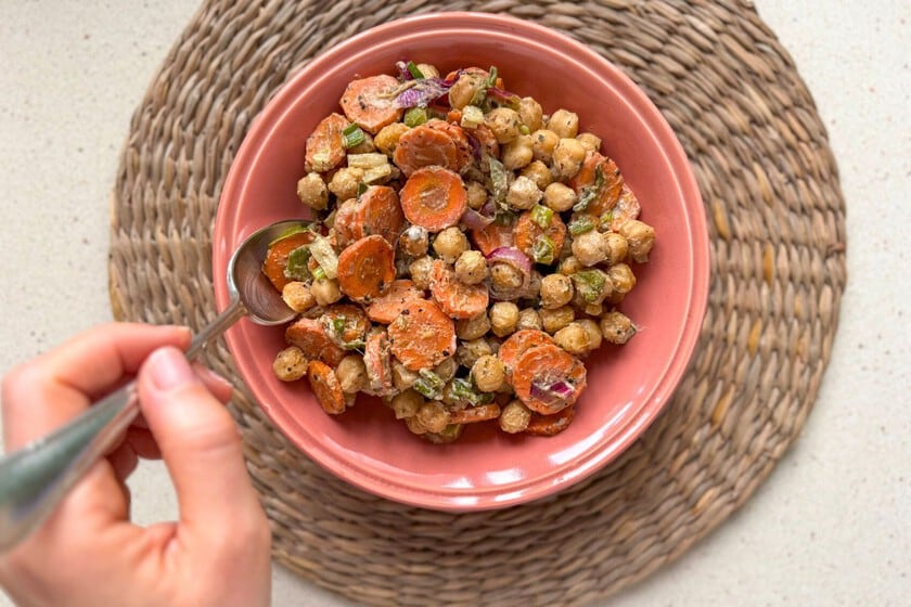 Garbanzos al horno con zanahoria y aderezo de tahini: una propuesta templada