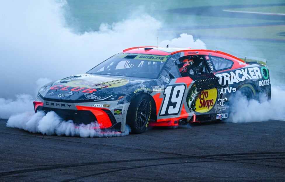 Briscoe aguantó en Las Vegas, se subió a la cima del Toyota y dejó a Larson frotándose las manos con los playoffs en el bolsillo