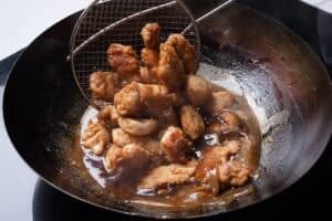 Pollo al limón estilo oriental: dos harinas, una salsa y el secreto de cortarlo después de freír