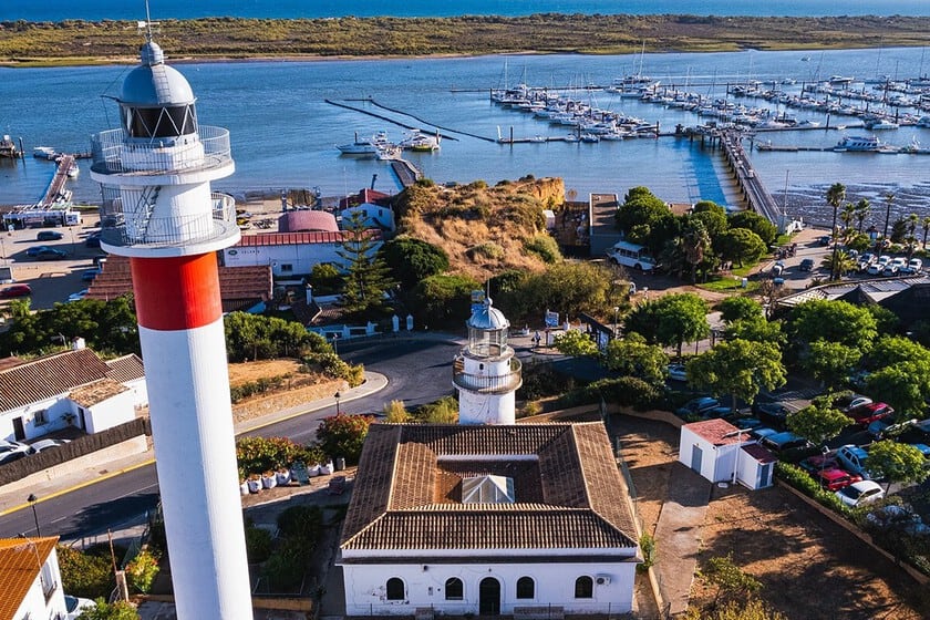 El Rompido: un pueblo pesquero de Huelva donde la cocina de la lonja dialoga con dunas móviles y dos faros centenarios