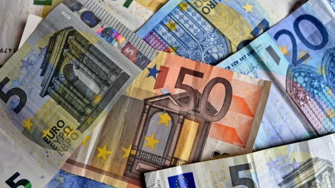 El euro blue cerró la semana a $1.832,75 para la venta, con una baja de $6 respecto del jueves