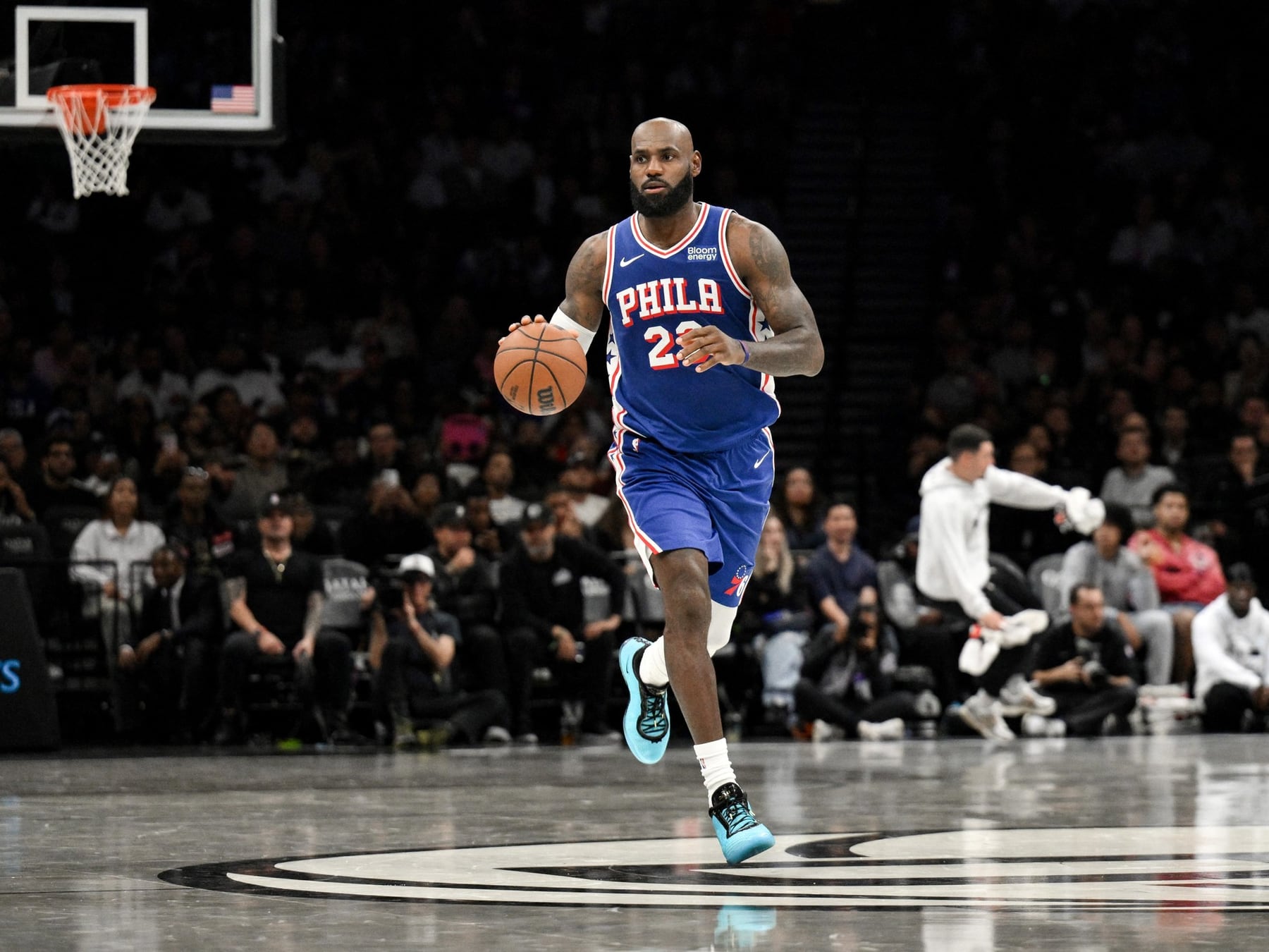 La primera de la Reina: LeBron se puso la de los Sixers y cayó ante los Nets en Brooklyn
