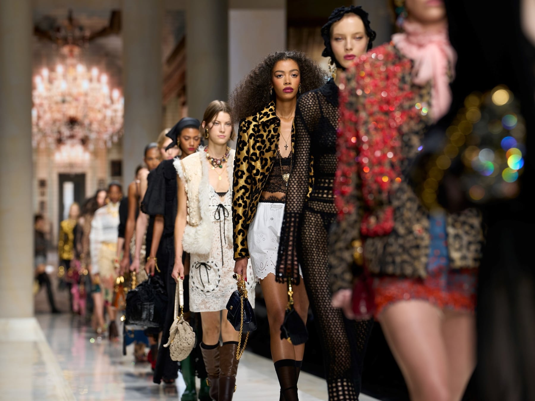 Milán cierra su semana de la moda con brillo, faldas con aberturas y un guiño a los años 2000